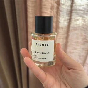 ESSNCE Lemon Eclair parfym - Säljer min Lemon Eclair parfym från Essnce, använt cirka 2 gånger och känner att det inte är min doft☺️