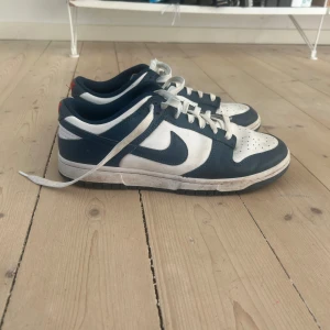 Nike Dunk Low i vitt och marinblått - Säljer mina dunks som är i väldigt bra skick. Kan tänka mig att gå ner lite i pris vid snabb affär. Skriv vid eventuella frågor etc