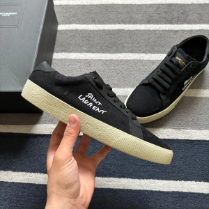 Saint Laurent SL/06 Court Classic - Svart/vit - Tjena! Säljer dessa riktigt snygga YSL Saint Laurent skorna. Nya, medföljer allt OG, såsom dustbag, kort, box. Storlek 44, men hade passat 43 bättre. Vid frågor kontakta gärna!