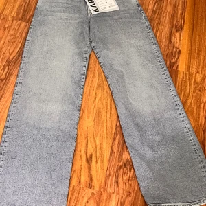 Ljusblåa wide jeans från Karve - Säljer ett par ljusblåa jeans från Karve med klassisk femficksdesign och raka, vida ben. Jeansen är högmidjade och tillverkade i ekologisk bomull. Perfekta för en chill och trendig look.