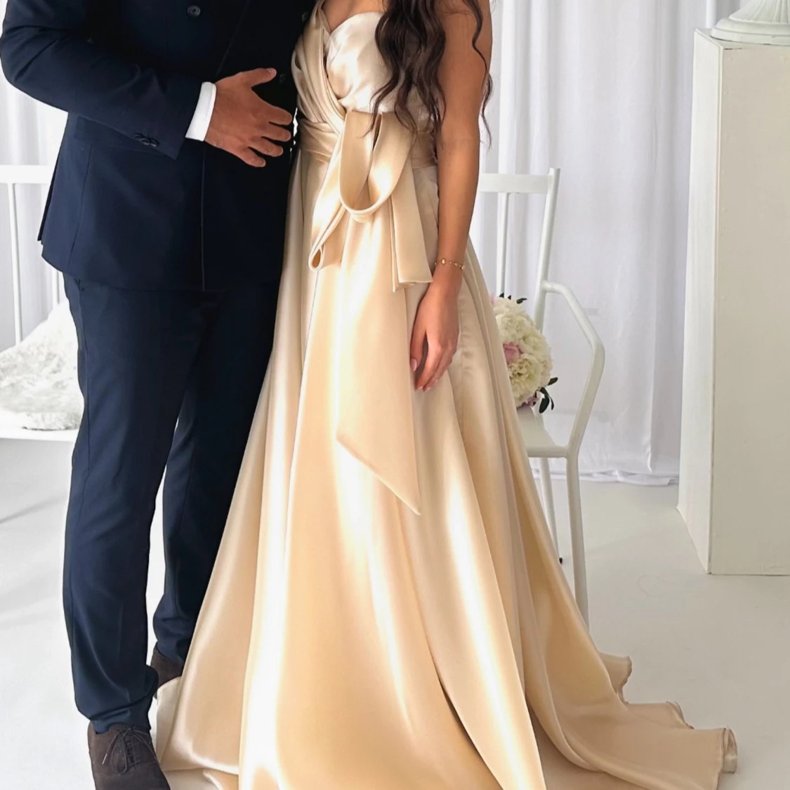 Champagnefärgad långklänning i satin - 1