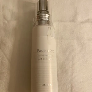 *NY*Face mist från Lindex 50 ml - Fräsch face mist från Lindex. Innehåller 50 ml och har ingredienser som kamomill, grönt te och granatäpple. Perfekt för att ge huden en snabb återfuktande och lugnande boost när som helst under dagen.