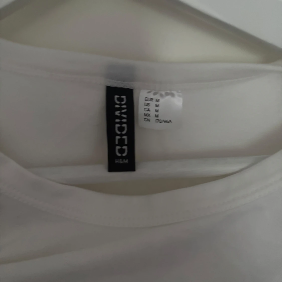 Vit t-shirt med twist från Divided - 2