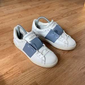 Valentino Open - Valentino open i bra skick (general wear) Storlek 40 Tveka inte att kontakta vid minsta lilla fundering 🙏