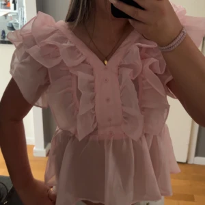 Rosa volangblus - Supersöt ljusrosa blus helt oanvänd och i storlek xs