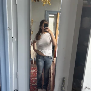 Miss me jeans  - Snygga blå jeans med en broderad detalj på bakfickorna. De har en tight passform och är lågmidjade, vilket ger en modern look. Perfekta för en avslappnad stil.