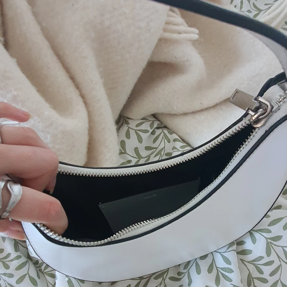 Vit axelväska i skinnimitation - 2