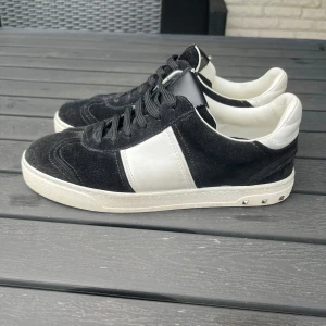Valentino flycrew svarta - Valentino flycrew i färgen svart, mycket bra skick, alla nitar är kvar, endast skorna ingår, storlek 38,5. 