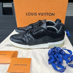 Louis Vuitton skor svarta - Louis Vuitton skor svarta i slitet skick, de har gått hål inuti skon vid hälen och spruckit fram på tårna men limmat så gott de går med bra lim, allt på bilden ingår.
