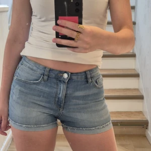 Blå jeansshorts från LAB Industries - Snygga blå mid rise jeansshorts med från LAB Industries. Shortsen e för små för mig men det är stretchiga! Stl 152
