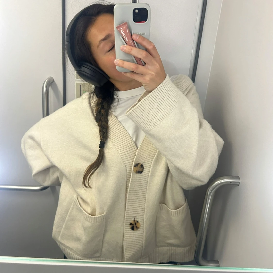 Beige oversized kofta med stora knappar