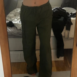 Mörkgröna vida byxor med snörning - Gröna linne byxor!