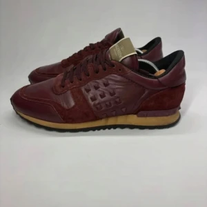 Valentino rockrunner - Säljer mina valentino rockrunners, bra skick (saknas en spik) pris kan diskuteras. Saknas skolåda och kvitto