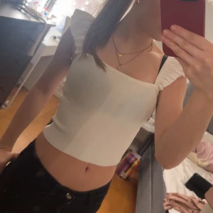 Vit ribabd topp - En jätte söt vit ribbad topp🥰knappast använd💗