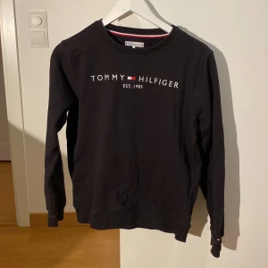 Svart tröja från Tommy Hilfiger - Säljer en svart tröja från Tommy Hilfiger. Den är i väldigt skick och inte använd så mycket. Pris kan diskuteras!