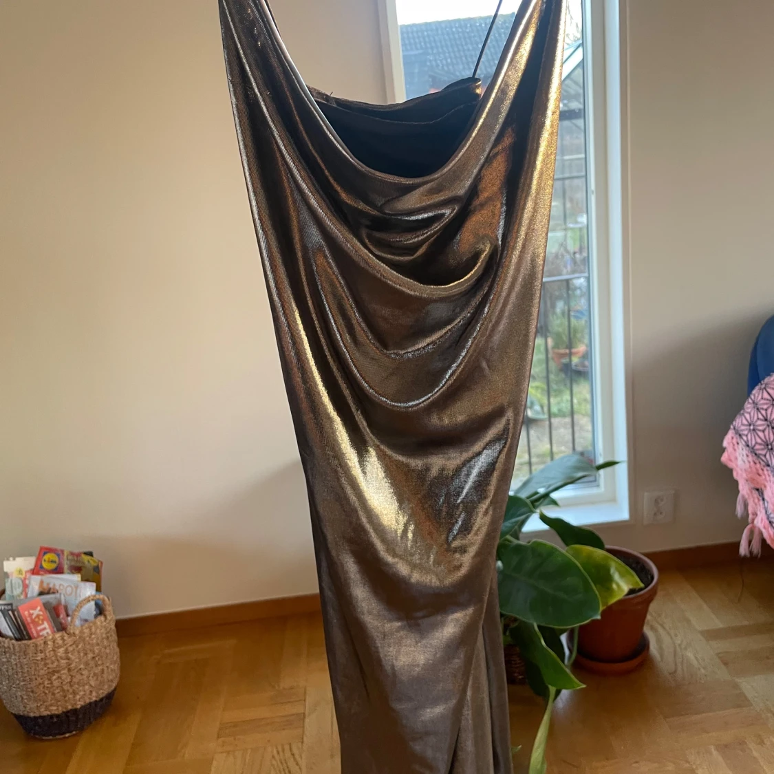 Silverfärgad klänning från Bik Bok - 1