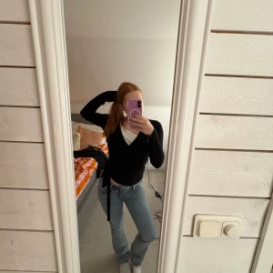Blå jeans med broderad bakficka - Snygga blå jeans med en unik broderad design på bakfickan. De har en klassisk femficksmodell och är perfekta för en avslappnad stil. Passar bra till både sneakers och boots.