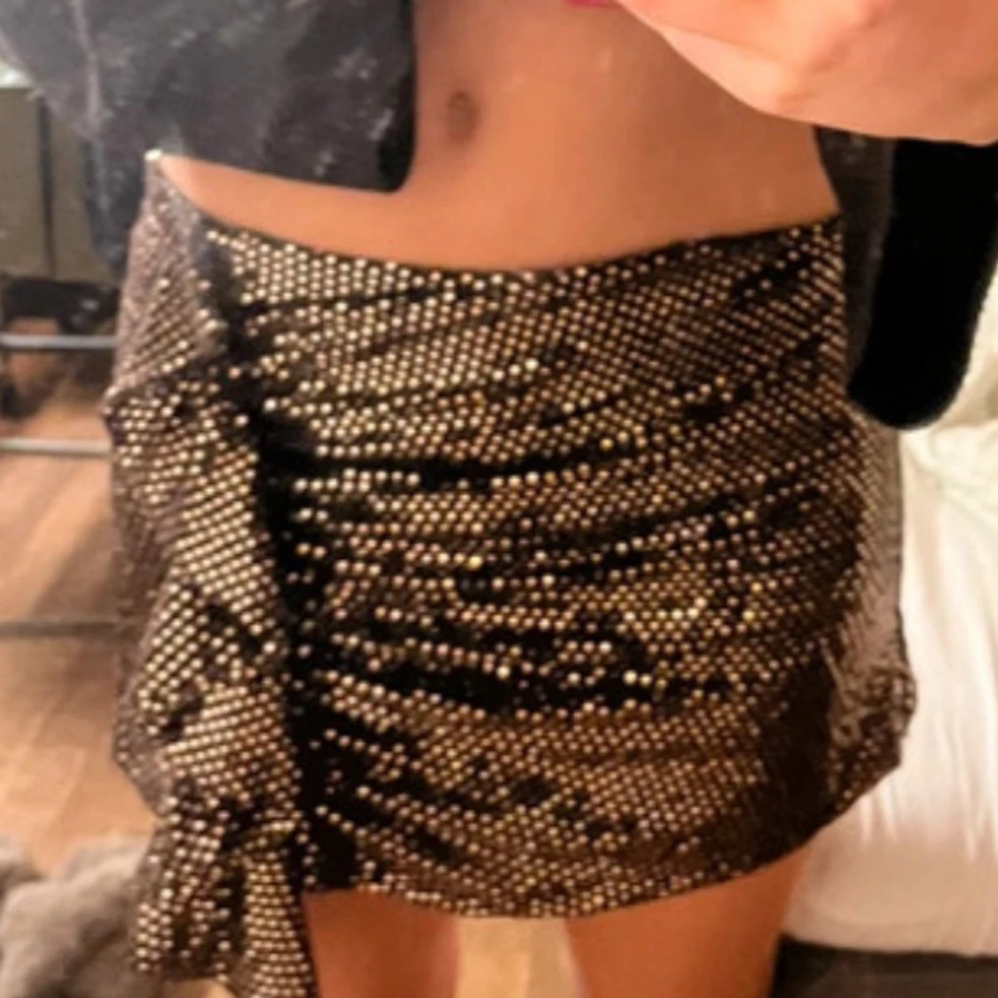 Svart glittrig guld kjol från Zara - 2