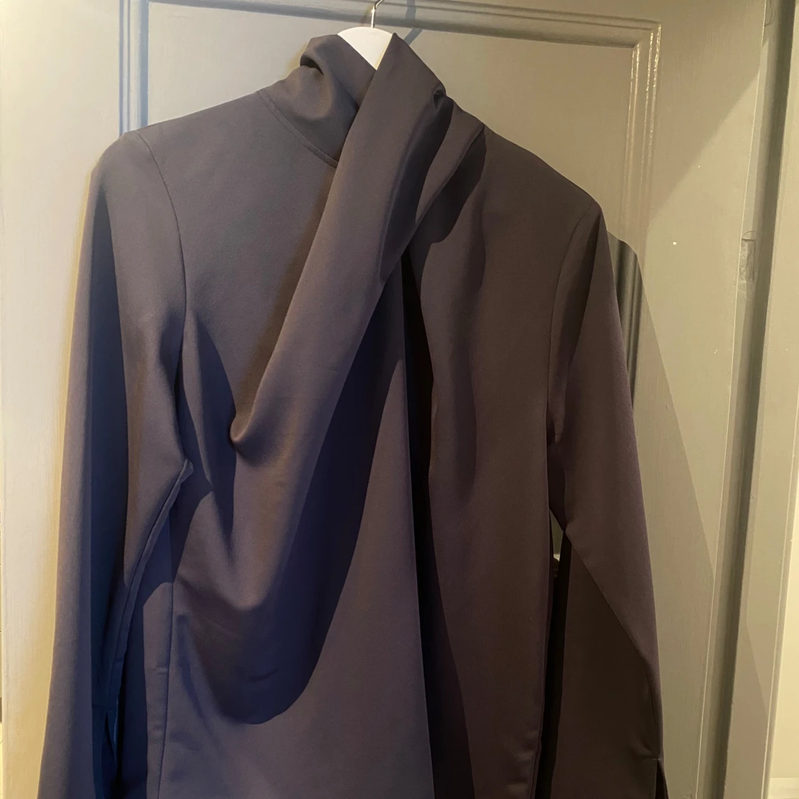 Grå långärmad blus med draperad krage