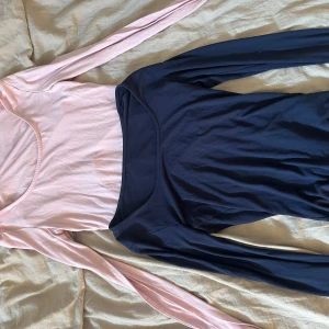 Rosa och marinblå långärmad toppar  - Snygga toppar  i två färger, rosa och marinblå, med långa ärmar. Perfekt för en stilren look. Toppen  har en enkel design som gör den lätt att matcha med olika accessoarer. Den rosa är i storlek S men passar också på xs! 70kr st