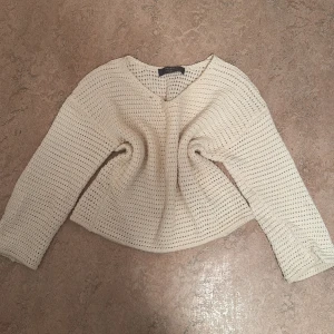 Beige stickad tröja från Primark - Säljer en krämvit nu stickad tröja från Primark, den har använts en två gånger, säljer pga den ej kmr till användning 🌸