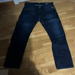 Mörkblå jeans från Replay - Säljer ett par snygga jeans från Replay. Säljer de pågrund av att de inte passar min stil. Använda få gånger tills jag ångrar att jag köpte de. Passformen är regular fit och passar till de flesta stilarna. Priset kan diskuteras. Nypris 1500kr.