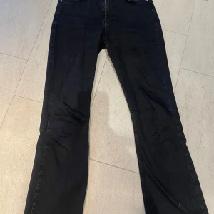 Svarta jeans från Gina tricot  - Snygga svarta jeans från Gina tricot med en klassisk femficksdesign. De har en dragkedja och knapp framtill. 