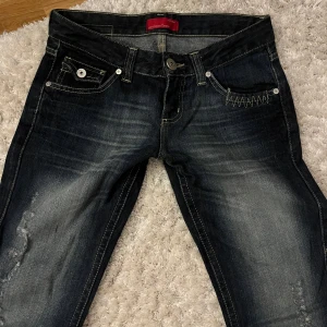 Lågmidjade jeans - Jättesnygga blåa lågmidjade jeans som jag köpte second hand, de passade inte tyvärr så jag säljer de vidare💕måtten är: Midjemått: 74cm    Innerbensmått: 81cm  ytterbensmått: 102cm