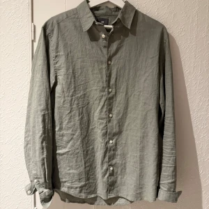 linneskjorta - Helt ny, endast testad. Säljes pga att den är för stor för mig. 
