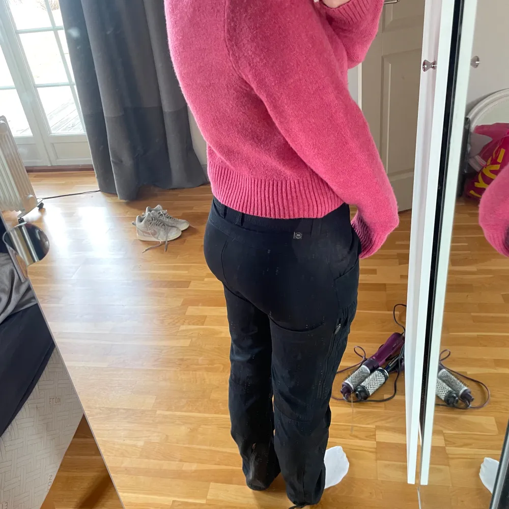 Säljer en snygg rosa stickad tröja från Stradivarius. Tröjan har en kortare design med långa ärmar. Perfekt för att ge en färgklick till din outfit. Helt oanvänd💘😄😄. Neuletakit & Villapaidat.