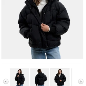 Dunjacka Levi’s - Brådskande försäljning på grund av flytt av Levi's dunjacka i perfekt skick, mycket varm, vattentät. Passar vinter, kall höst/vår. Jag kan skicka fler bilder i PM! Pris 1400 sek.