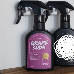 Grape Soda Body Spray från Lush - Säljer en Grape Soda Body Spray från Lush. Nästan helt oanvänd! Den har en fräsch och söt doft som påminner om barndomens druvläsk. Flaskan är svart med en lila etikett och rymmer 200 ml. Perfekt för dig som älskar unika och lekfulla dofter.