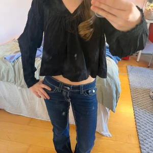 Svart blus från Gina Tricot, använd 3 gånger, pris kan diskuteras! - Säljer en svart blus från Gina Tricot med långärmad design och en lös passform. Blusen har en enkel och stilren look, perfekt för olika tillfällen. Den är tillverkad i ett lätt och bekvämt material.