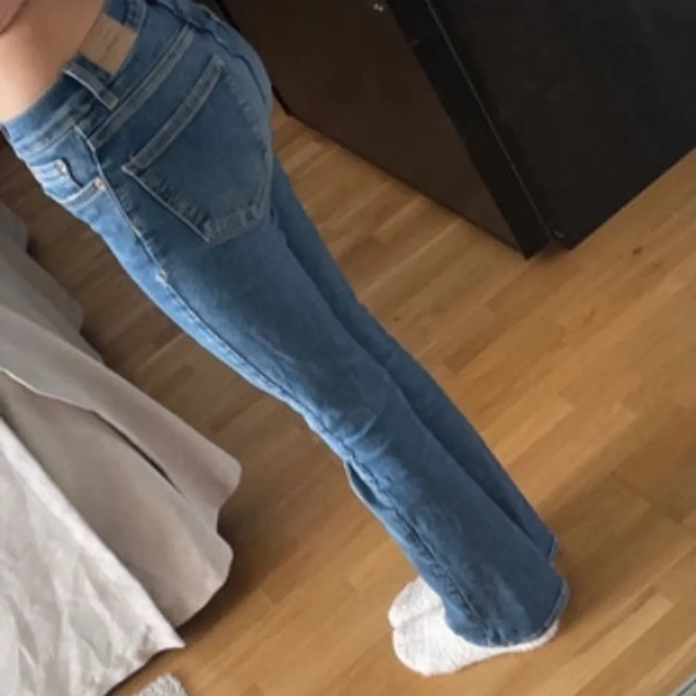 Snygga blå jeans med bootcut och låg midja. . Farkut & Housut.