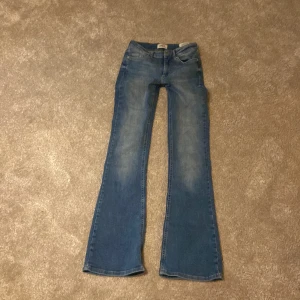 Blå bootcut jeans - Jättesnygga blåa bootcut jeans från only, med bra passform, lite tajtare och låga i midjan. Passar dig som är under 160 helt perfekt💞 skriv privat för fler bilder! Pris kan diskuteras!! 