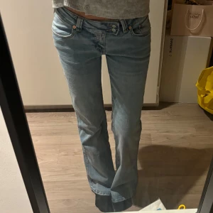 Långa lågmidjade jeans - Jättesnygga långa jeans från lager 157 (jag är 1.70 ca), modellen är slutsåld och heter paris super low Rise bootcut. Aldrig använda med lappar kvar! 