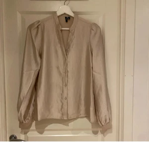 Beige blus - Säljer en elegant och fin blus i beige! Funkar alla årstider, har använts fåtal gånger❣️ skriv vid frågor!