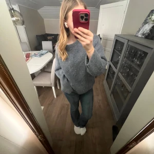 Super fin stickad från Gina tricot - Använd fåtal gånger i storlek S super fin blå/grå färg 