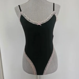 Svart body med rosa detaljer  - Helt ny med tags. Storlek S. 