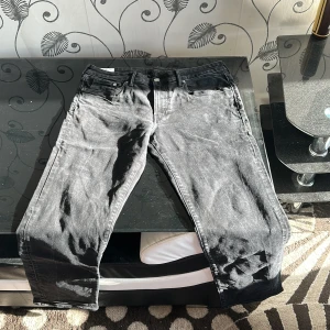 Svarta HM jeansbyxor “STRAIGHT REGULAR FIT” - Snygga svarta jeansbyxor med en klassisk femficksdesign. De har en rak passform och är perfekta för en avslappnad stil. Byxorna har en knappgylf och är tillverkade i ett slitstarkt material. Vi kan förhandla pris.