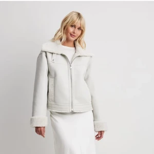Vit jacka från NA-KD - Säljer en helt ny jacks från NA-KD, nypris 1299.  Superskön & supersnygg.https://www.na-kd.com/sv/produkter/teddyjacka-offwhite-1100-006930-0260