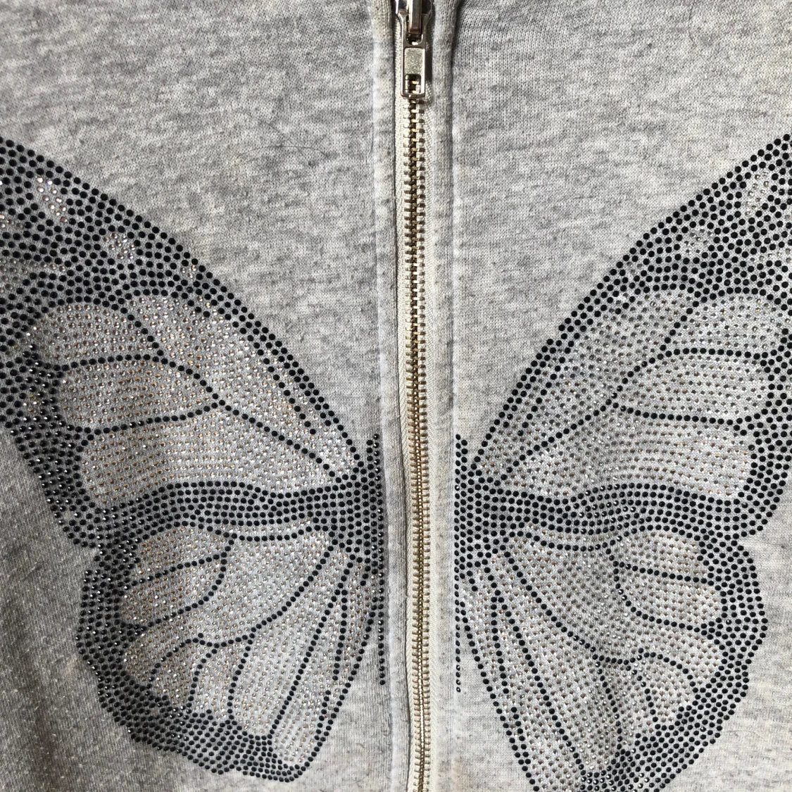 Grå hoodie med fjärilsmotiv - 2