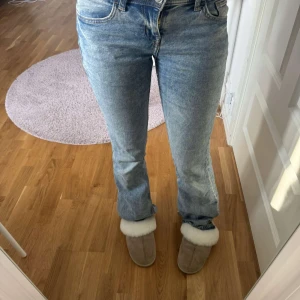 Lågmidjade jeans med mönstrade fickor - Snygga blå bootcut jeans som inte går att köpa längre. Har haft ett hål bredvid fickan men de är lagat och Synns knappt. 