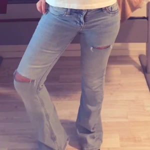 Blå bootcut jeans - Säljer dessa jeans som tyvärr inte kommer till användning längre 