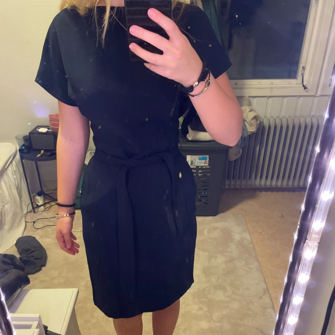 Svart klänning med knytband - 1