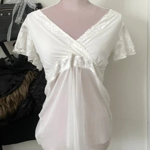 Sommar topp  - Vit spets topp, orginelt en klänning men sytt om till en topp 🪽