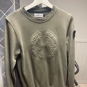 Grön tröja från Stone Island - Säljer denna stiliga snygga hoodie från stone island. Riktigt skön passform på den och passar till allt. Skriv för minsta lilla fundering. (Pris kan diskretas vid snabb affär)