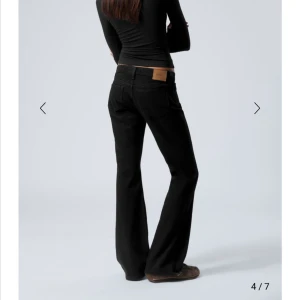 weekday jeans - svarta jeans från weekday som tyvärr inte passar längre. har inga defekter och är nästan helt nya. storlek 25/32. nypris 600