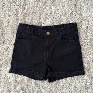 Svarta shorts från H&M - Snygga svarta shorts från H&M. Passar inte mig längre och de har blivit tvättde ett par gånger därför har de säkert krymt. Är använda men är i bra skick ändå. Skriv om ni har nån fråga!😇
