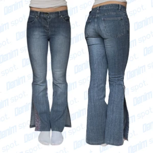 Bootcut jeans med slits i yttersömmen  - storlek S• Mått: Längd: 92,5cm Innerbenslängd: 72,5cm Midjebredd: 34,5cm Lårbredd: 21,5cm Benöppning: 21,5cm • Allmänt fint skick :) Vid frågor, meddela här!💙